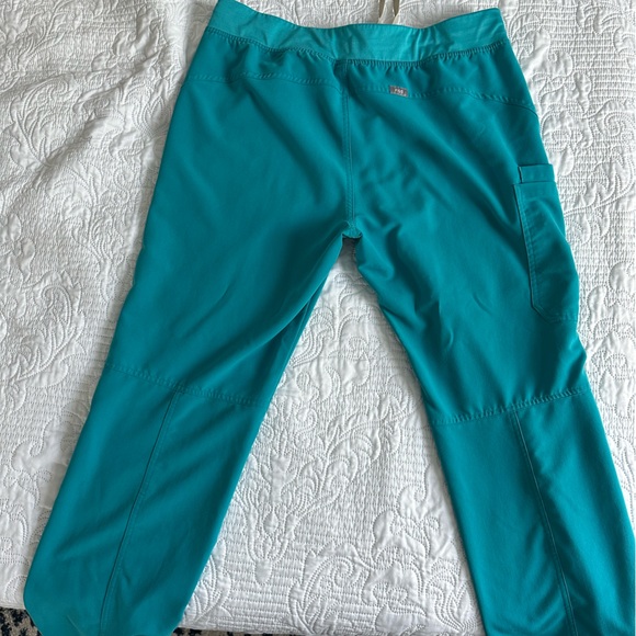 Figs Kade Cargo Scrub Pants - Picture 3 of 4